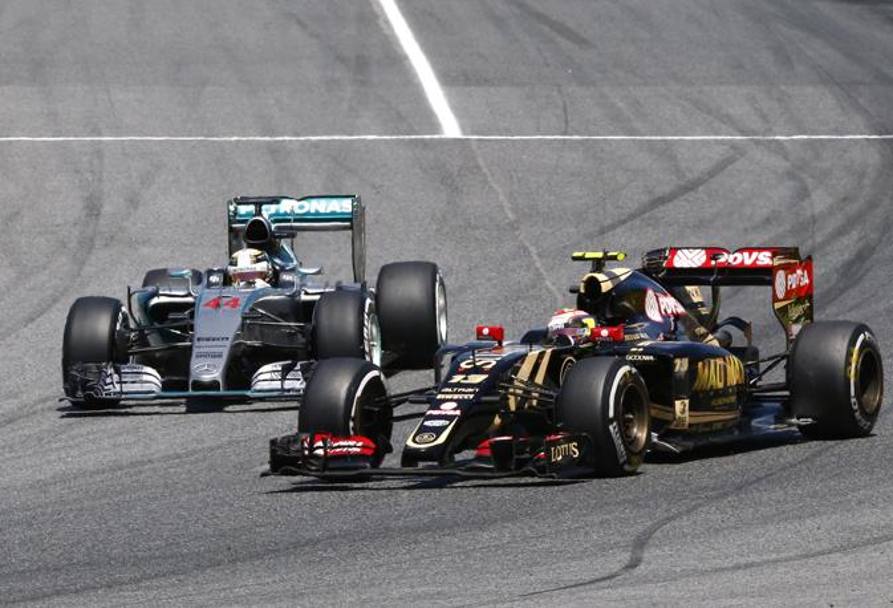 Hamilton con Maldonado, che ha la paratia destra dell&#39;alettone posteriore danneggiata. Reuters